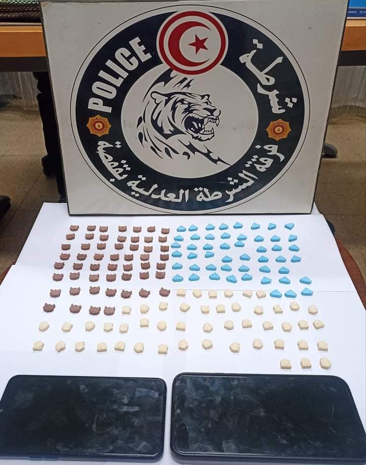      قفصة: الشرطة العدلية تضبط 134 قرصا مخدرا بحوزة شخصين